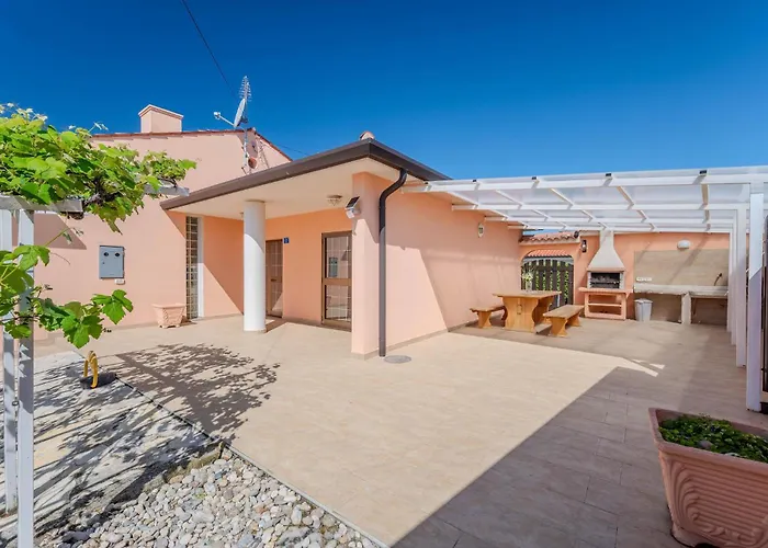 Stunning Home In Buje